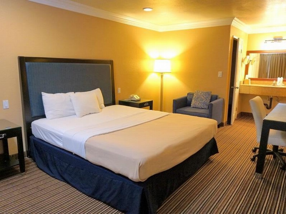 Hollywood Inn Express South Main image